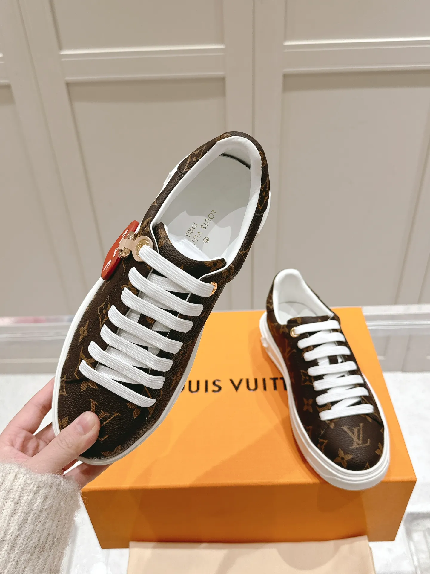 👟👟Ex-factory price 560👟👟 LV new white shoes, four-leaf clover🍀sunflower🌞 charm, add naughty and lively color to simple white shoes, easy to wear and durable, code number: 35+40 (41 customized)